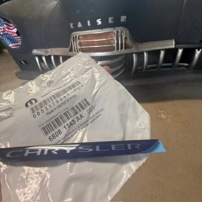 (1) NUEVO GENUINO MOPAR 68081543AA emblema 2011-2016 Chrysler Town & Country OEM Foto 1 de 2