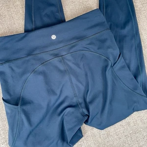 Leggings Lululemon Invigorate High Rise Capri 25” Submarine Teal donna 10 usati in ottime condizioni - Foto 1 di 7