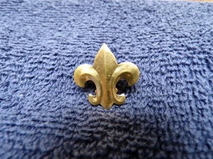 PIN SOMBRERO SOLAPA METAL TONO LATÓN DISEÑO FLUER DE LIS BOY SCOUTS OF AMERICA VINTAGE - Imagen 1 de 5