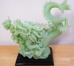 CHINESISCHER VINTAGE JADEFARBENER DRACHE WUNDERSCHÖN DETAILLIERT AUF POLIERTEM HOLZSOCKEL - Bild 1 von 5