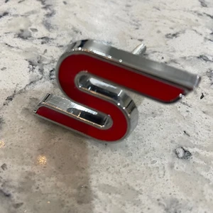 Insignia de parrilla Zetec S Ford Fiesta 3d metal rojo con borde plateado - Imagen 1 de 1