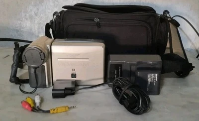 SHARP VL-E680 VIDEOCAMERA VIDEO 8 CON ACCESSORI ORIGINALI - Image 1 of 4