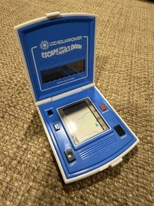 Bandai ESCAPE FROM THE DEVIL'S DOOM LCD energia solare portatile funziona VEDI VIDEO - Foto 1 di 5