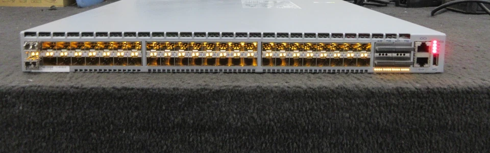 Conmutador de centro de datos Arista DCS-7050SX-64 48x 1/10 Gb, 4 puertos 40 Gb Foto 1 de 4