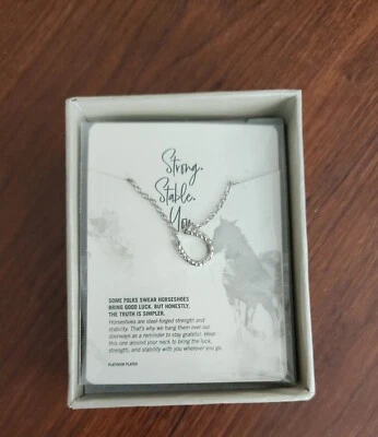 Collar colgante Murdoch's HorseShoes enchapado en platino "Algunos creen buena suerte" Foto 1 de 4