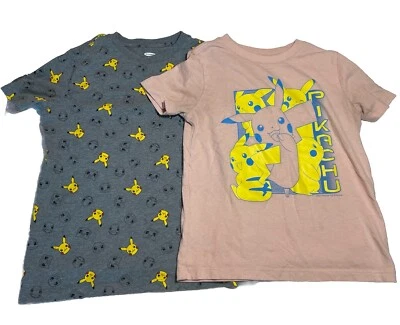 Antiguo Lote De 2 Camisetas Pikachu Azul Marino Género Neutro Niños Talla Pequeña/Mediana Gris Rosa Foto 1 de 4