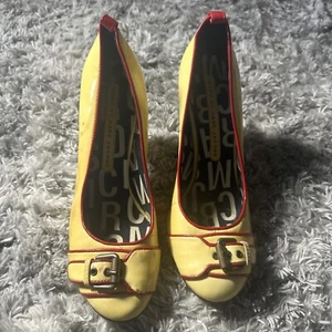 Mark BY MARK JACOBS Pumps Sz 6.5 ! YELLOW Patent Leather Red Trim Shoes Heels - Picture 1 of 10