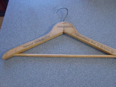 Cabides de madeira vintage publicidade Kermisch's Clothing Baltimore MD - Imagem 1 de 2