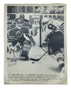 Vintage AP Wire LEAFDESK Press Photo Pic '90 NHL DEVILS-RANGERS TERRERI SAVE - Picture 1 of 4