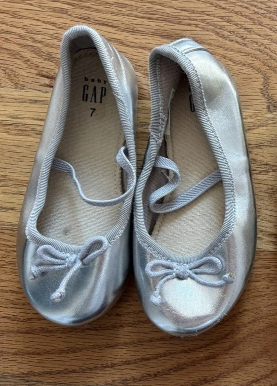 Pisos de ballet Baby Gap clásicos plateados - talla 7 Foto 1 de 3