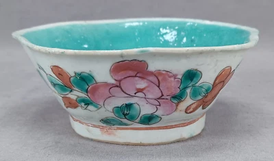 Cuenco Famille rosa y turquesa pintado a mano de exportación china de principios del siglo XX Foto 1 de 4