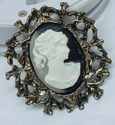 De colección. Broche camafeo cabeza de bronce aspecto Findantuque raro. Blanco y negro Foto 1 de 4