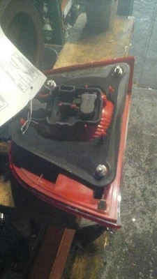  09 10 SAAB 9-5 LUZ TRASERA DERECHA LÁMPARA LENTE VIN E CUARTO DÍGITO CUARTO PANEL MONTADO Foto 1 de 4