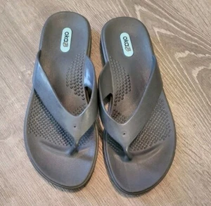 Sandalias chanclas Oka B gris azul marino medianas usadas en excelente estado - Imagen 1 de 4