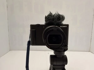 Sony ZV-1M2 kompakte digitale Vlogging-Kamera mit Windschutz & Sony Aufnahmegriff - Bild 1 von 13