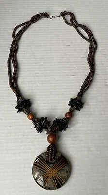 Collar medallón vintage con incrustaciones de cuentas de madera boho grueso tribal exótico 3 hilos Foto 1 de 4