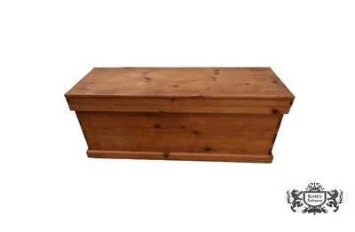 Baúl vintage de pino macizo rústico de gran tamaño con ruedas Foto 1 de 4