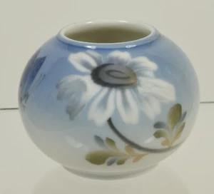 Very Pretty Royal Copenhagen Vase ~ #2688 / 42A Butterfly & Daisy ~ c1960 - Picture 1 of 4