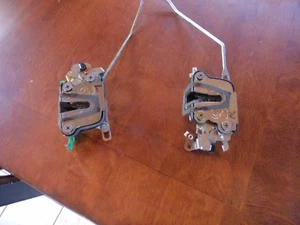 99-01 ISUZU VEHICROSS CONJUNTO DE PESTILLO DE PUERTA DE PASAJERO OEM - Imagen 1 de 1