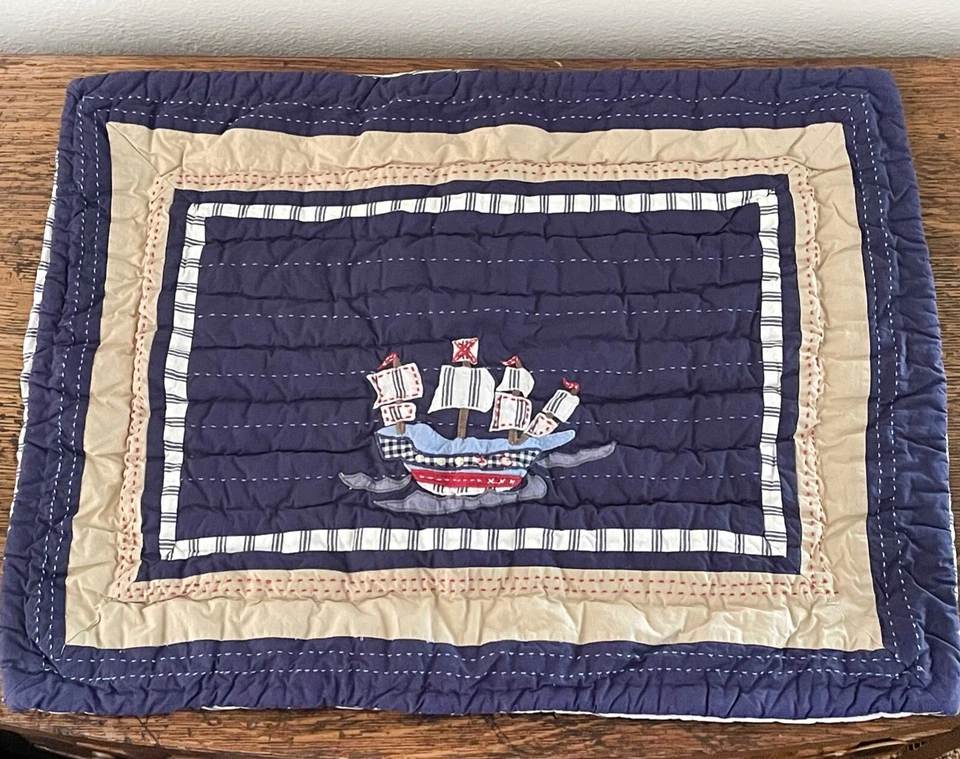 Pottery Barn Kids Pirate Ship Sham, funda de almohada doble, acolchada, corbatas, 20 x 26 Foto 1 de 4