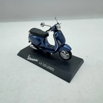 Vespa LX 125 Scooter Model 2005 - Maisto - Scale 1:18 - Image 1 of 4