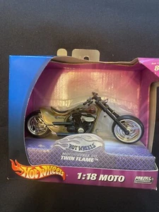 Hot Wheels Twin Flame Motorcycle Metal Collection 1:18 Moto NIB 2003 Suzuki - Picture 1 of 3