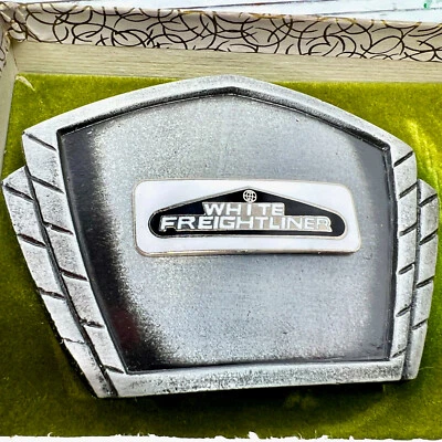 LOGOTIPO ESMALTADO FREIGHTLINER BLANCO DE COLECCIÓN MONTADO EN HEBILLA DE CINTURÓN DE METAL CROMADO CEPILLADO Foto 1 de 4