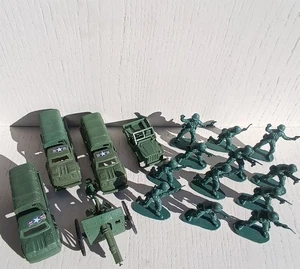 SOLDATINI LOTTO SOLDATI CAMION JEEP MADE IN HONG KONG ANNI 70  - Foto 1 di 10