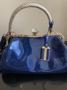 Bolso de mano de vinilo de plástico brillante azul marino con apertura de cierre de piedras preciosas BONITO - Imagen 1 de 9
