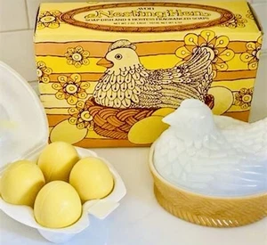 Avon Vetro Latte NESTING HEN SAPONE PIATTO & 4 HOSTESS Uovo SAPONI NOS in Scatola Originale - Foto 1 di 8
