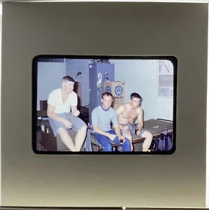 Foto diapositiva amateur de 35 mm década de 1960 3 militares hombres en Corea R&R bebida relajante - Imagen 1 de 1