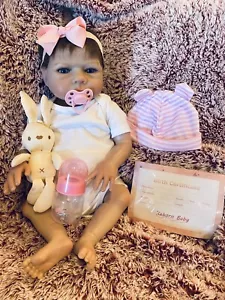 Reborn Baby Mädchen Puppe realistisch, braune Haare, blaue Augen, klobige Wangen, volle Lippen - Bild 1 von 23