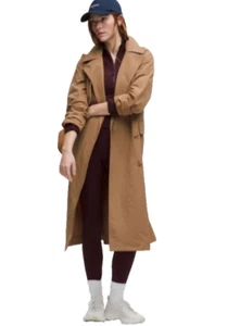 Trench coat donna Lululemon vestibilità classica taglia S nuovo con etichetta impermeabile antivento cammello - Foto 1 di 13