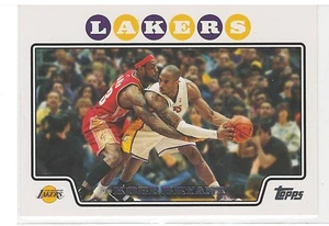 Tarjeta de baloncesto Topps Kobe Bryant 2008 con Lebron Guarding - Imagen 1 de 1