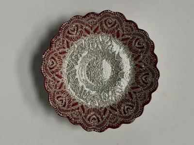 Hermosa pieza de cuenco de vidrio turco Akcam rojo y plateado con patrón en forma de corazón Foto 1 de 3