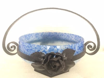 Cesta de cuenco de hierro forjado y vidrio artístico azul francés firmada Degue Art Deco Nouveau Foto 1 de 4