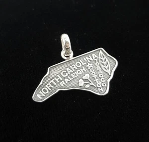 Colgante o dije estatal de plata esterlina de Carolina del Norte para pulseras o collares - Imagen 1 de 6