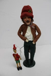 1996 BYERS CHOICE Puppenspieler Mann mit Holzpuppe an einer Schnur - Bild 1 von 12