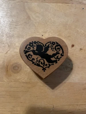 Sello de goma montado en madera en forma de corazón con cuerno vintage PSX querubín floral amor Foto 1 de 3