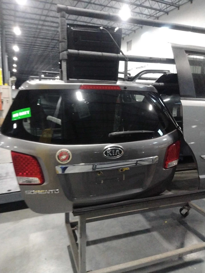 Used Deck Lid fits: 2011 Kia Sorento w/spoiler w/LED lamps Grade A — 第 1/4 张图片