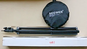 NEEWER Portable Collapsible Round Disc Light Reflector 60cm and a Photo Stand - Picture 1 of 21