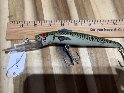 Bomber Long A saltwater fishing lure (22492) - Image 1 of 4
