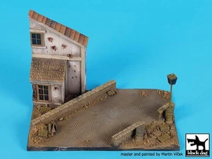 Perro Negro 1/72 Calle con Sección de Casa y Lámpara Diorama Base (150mm x 90mm) D72039 - Imagen 1 de 1