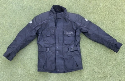 Victory мотоциклов Мужская текстильная туристическая куртка средний черный бронированный - Изображение 1 из 4