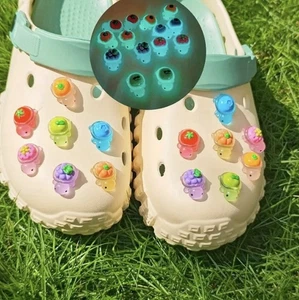 2x Charms Croc Bagliore nel Buio Frutta Tartaruga Scarpa Charms Crocs-Kids Zoccolo Jibbitz - Foto 1 di 6
