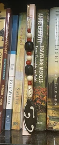 African Bead Shepherd’s Hook Bookmark One of a kind. 7" drop displays in book - Bild 1 von 4