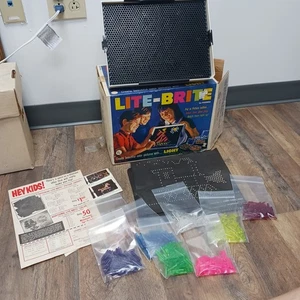 Lite-Brite 5455 1967 vintage probado funciona caja original con clavijas, insertos - Imagen 1 de 14