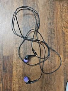 Markenlose Kopfhörer / Ohrhörer - nie getragen - 4 Meter lang - lila Spitzen - Bild 1 von 1