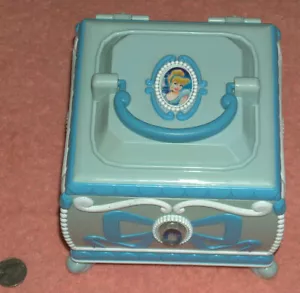 Disney Princess Cinderella Gingillo Carillon Luci Up Sings Bibbidi Bobbidi Boo - Foto 1 di 7
