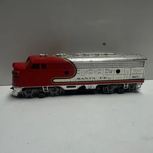 Locomotora diésel Bachmann F7-A Santa Fe cromada/roja escala HO 307 probada en banco - Imagen 1 de 6
